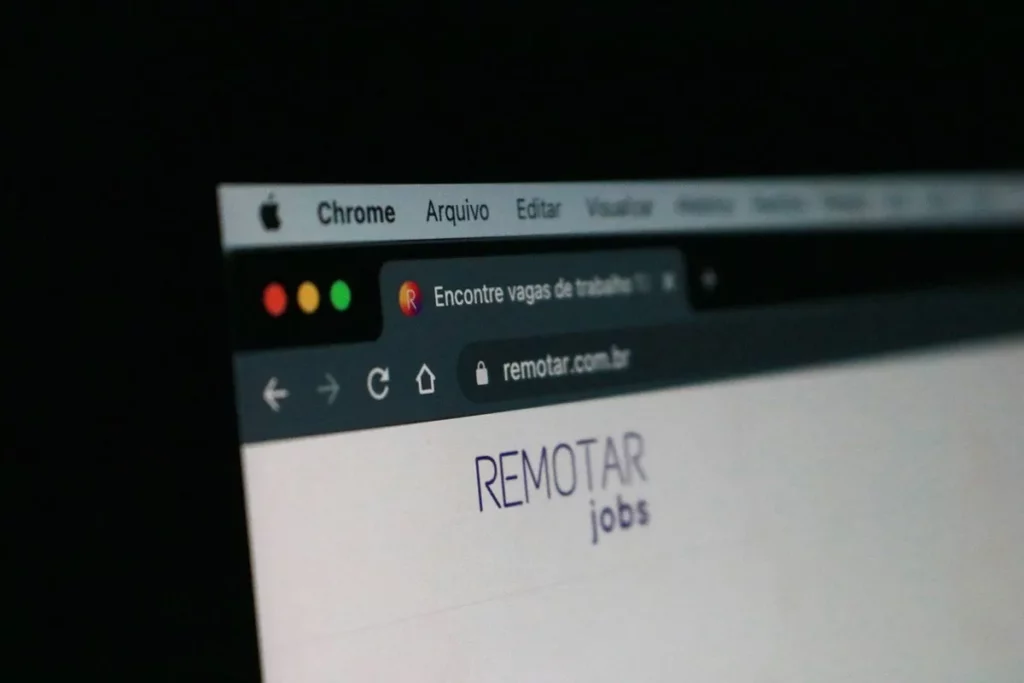 Tela de navegador Chrome com o site Remotar aberto, mostrando 'Encontre vagas de trabalho' e o logo Remotar