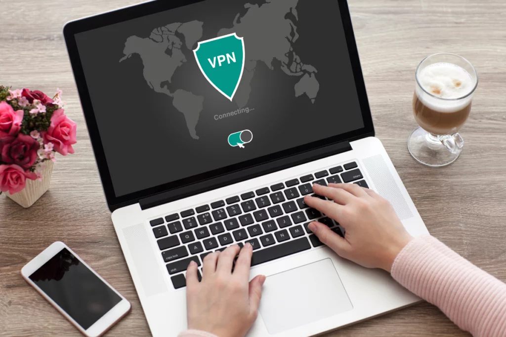 Pessoa ativando VPN em notebook com interface de conexão segura
