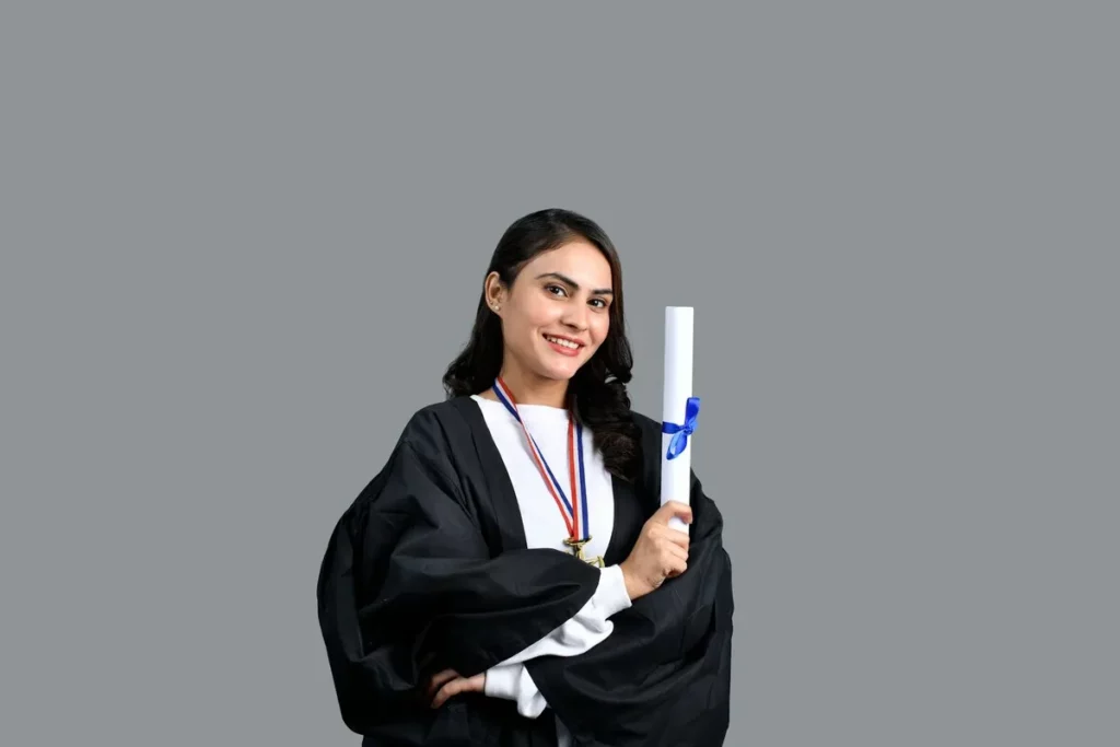 Mulher sorridente com beca segurando diploma de formatura
