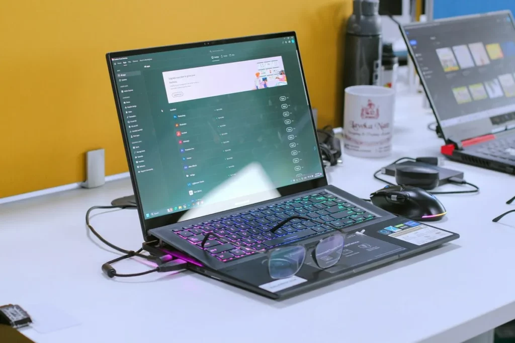 Notebook com teclado iluminado exibindo tela de gerenciamento de armazenamento e limpeza de cache.