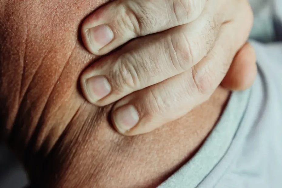 Homem com dor no pescoço, mãos no pescoço, dor cervical, envelhecimento e dores.