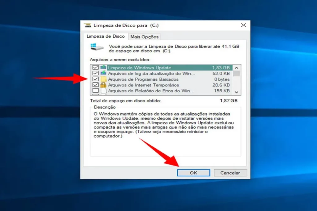 Janela da ferramenta Limpeza de Disco para (C:) exibindo categorias de arquivos a serem excluídos, com a opção "Limpeza do Windows Update" marcada e o botão "OK" destacado por setas vermelhas.