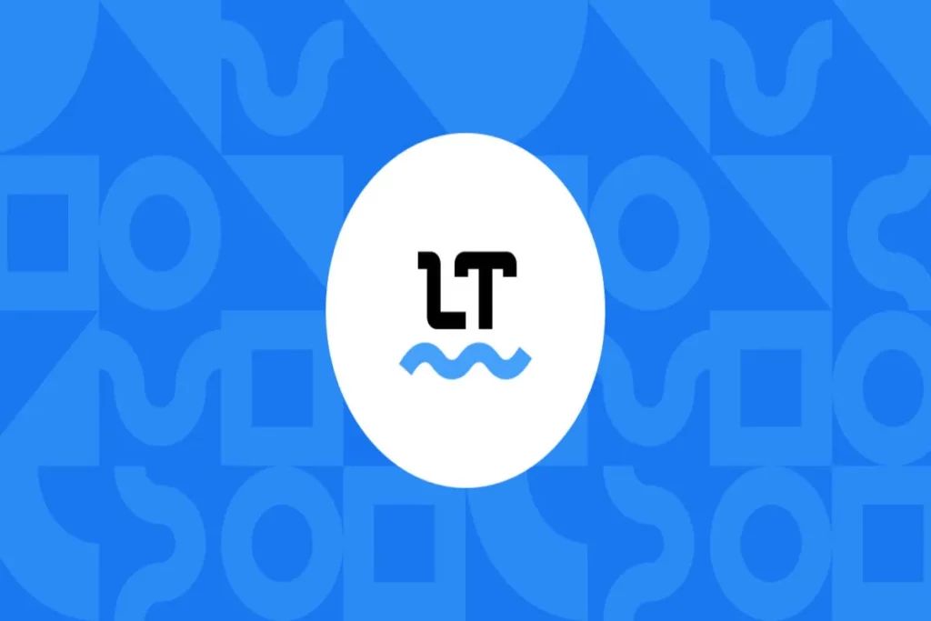 Logotipo do LanguageTool em um fundo de padrão geométrico azul: um círculo branco com as letras "LT" e uma onda azul por baixo, simbolizando a fluidez da escrita e a verificação de texto.
