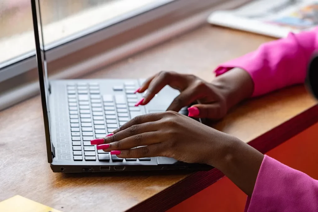 Mulher digitando