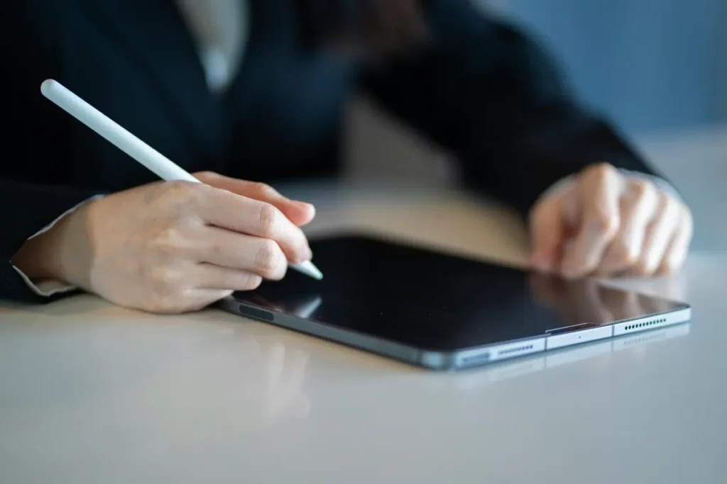 Pessoa usando tablet com caneta