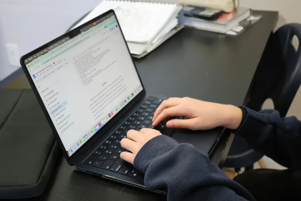 Mulher sentada, usando laptop