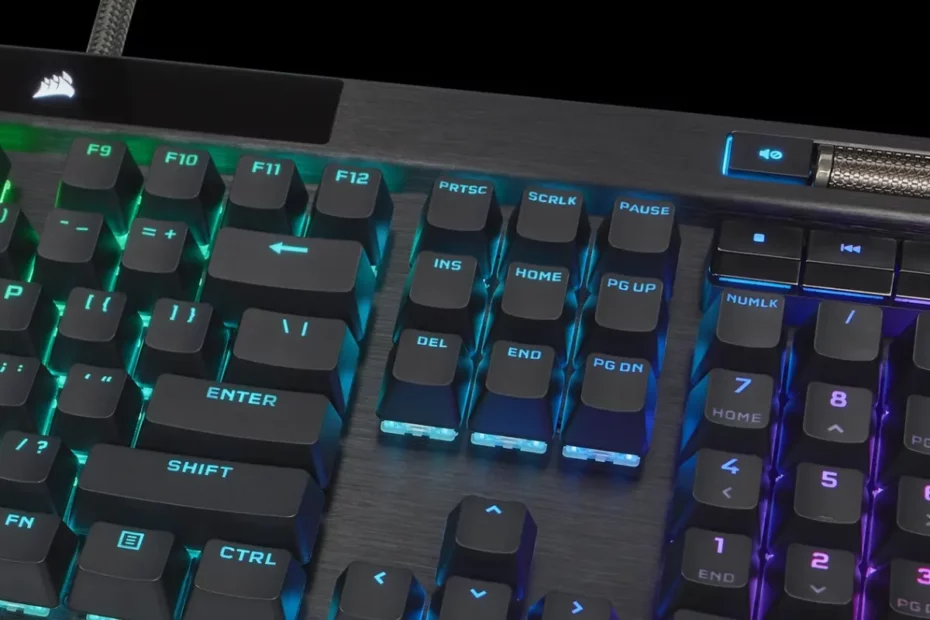 Teclado mecânico gamer com iluminação RGB mostrando a região das teclas Scroll Lock, Insert, Home e Page Up.