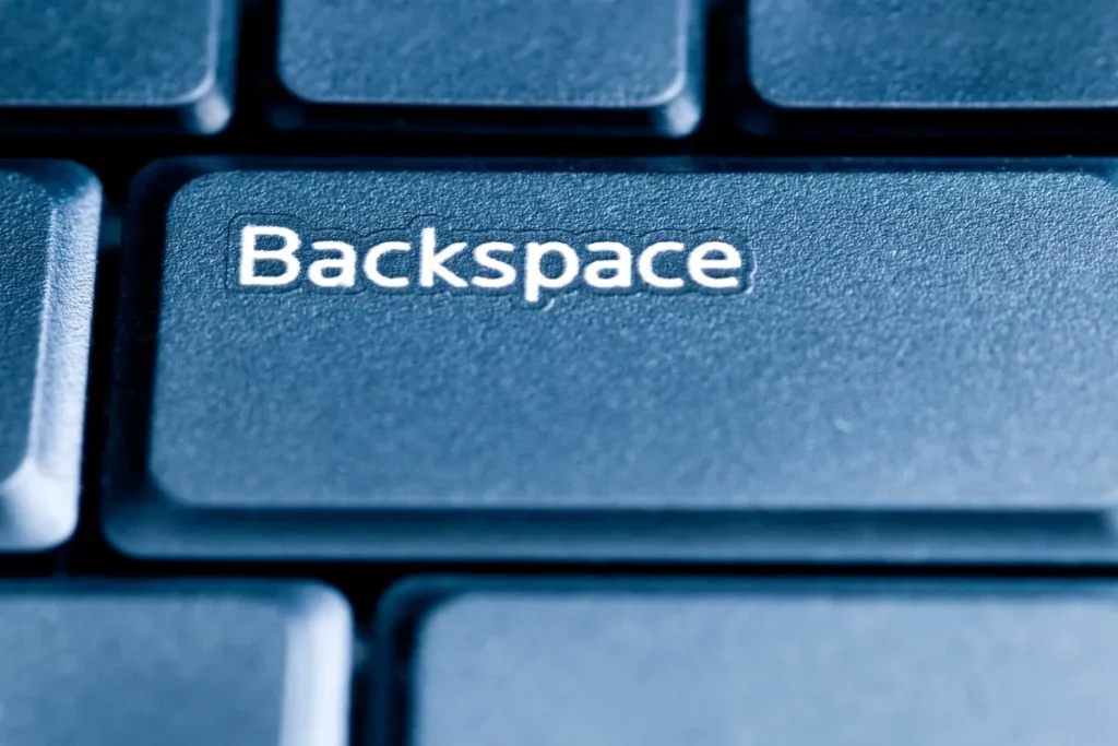 tecla backspace em teclado de computador vista de perto com outras teclas ao redor