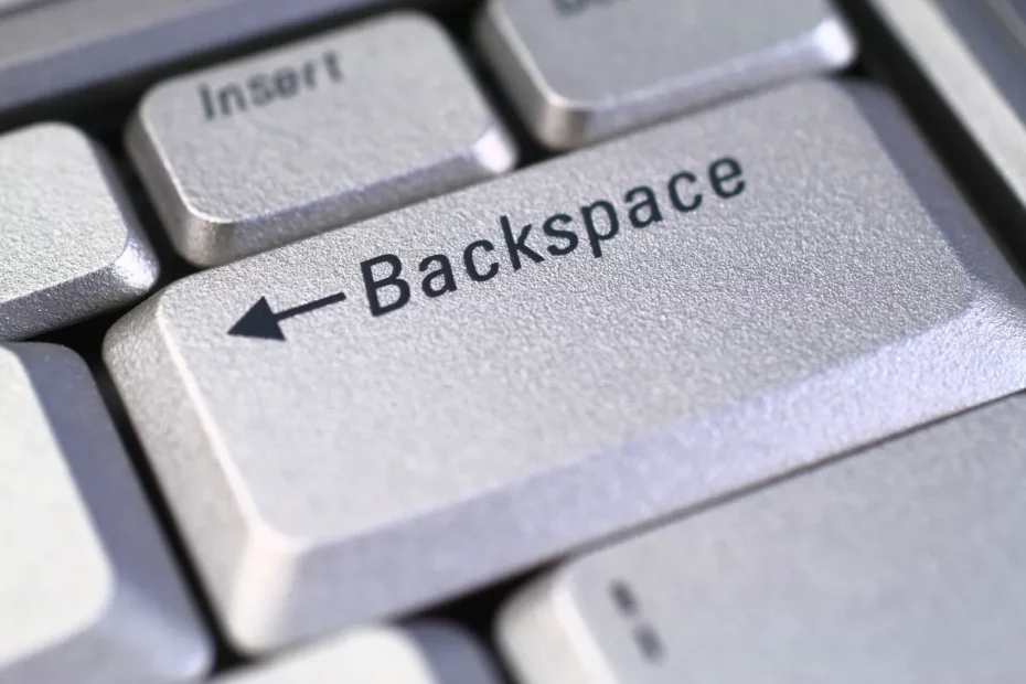 tecla backspace em teclado prateado com seta apontando para a esquerda
