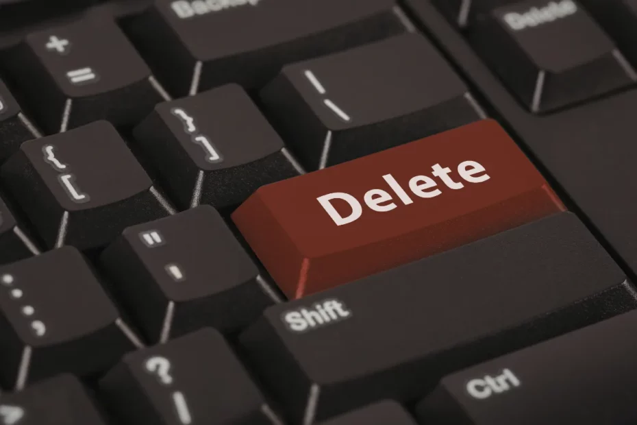 tecla delete destacada em vermelho em teclado de computador preto
